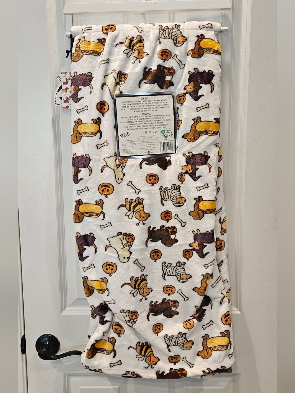 đ Pickle & Dot Dachshund Halloween Oversized Plush Throw Blanket 60â x 70â NWT - Picture 2 of 9